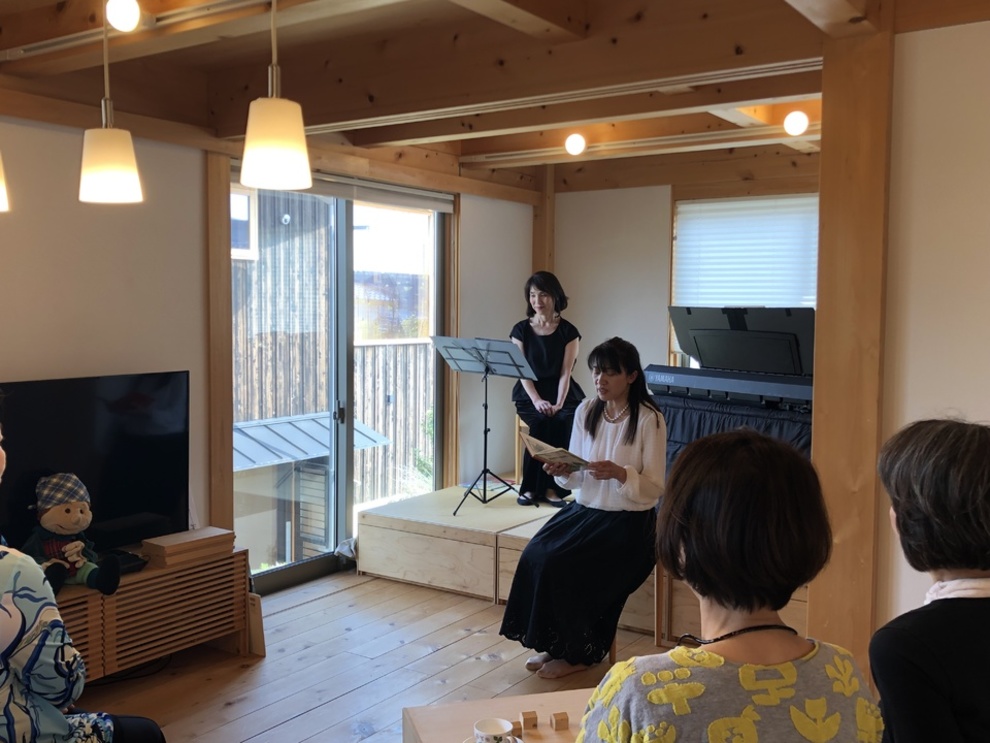 LaLaLaによる「大人のための『歌と絵本読み聞かせ」会」